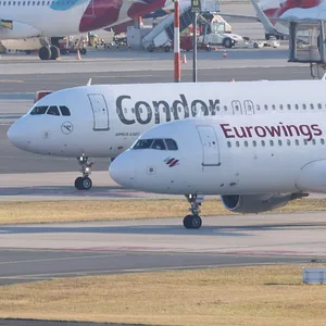 Flugzeuge der Gesellschaften Eurowings und Condor stehen am Hamburger Flughafen. (Archivbild)