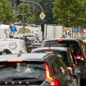Viel Verkehr auf Hamburgs Straßen – nicht nur auf den Autobahnen kam es zu großen Verzögerungen (Archivbild).