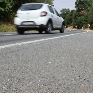 Auto auf einer Landstraße (Symbolbild).