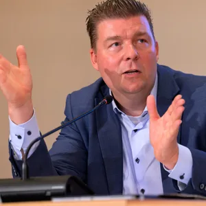 Finanzsenator Andreas Dressel (SPD) betonte die Vorzüge des neuen Mietvertrags im Arne-Jacobsen-Haus. (Archivbild)