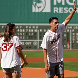 Chris Snow (r.) war im August 2021 den zeremoniellen ersten Pitch beim Baseball-Spiel der Boston Red Sox gegen die Tampa Bay Rays.