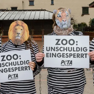 PETA-Aktivisten bei einer Demonstration vor dem Tierpark Hagenbeck