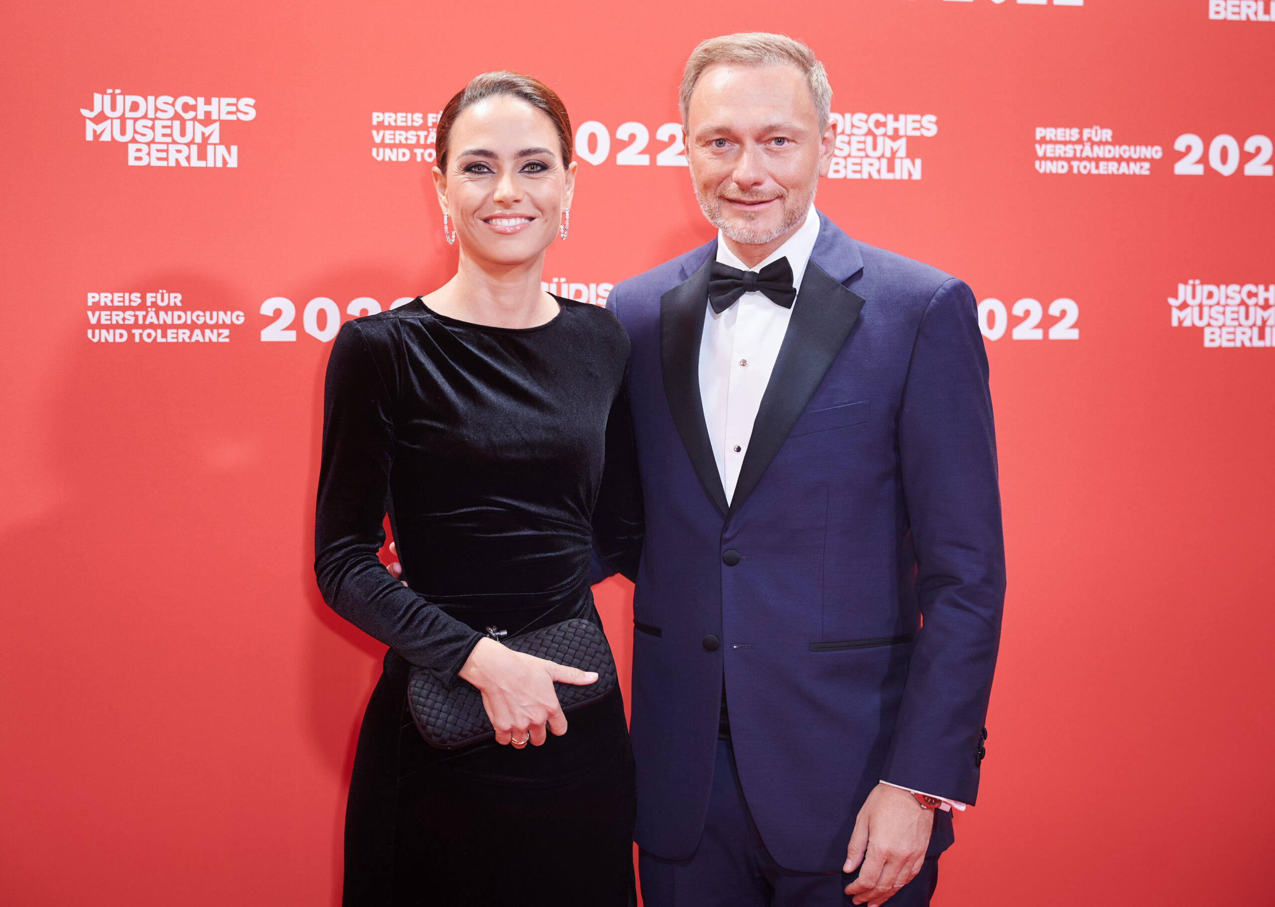 Franca Lehfeldt mit Ehemann Christian Lindner (sie trägt ein schwarzes Abendkleid, er einen blauen Smoking)