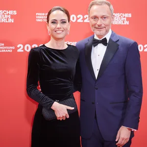 Franca Lehfeldt mit Ehemann Christian Lindner (sie trägt ein schwarzes Abendkleid, er einen blauen Smoking)
