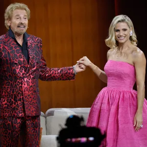 Die beiden Moderatoren Thomas Gottschalk und Michelle Hunziker kommen zur ZDF-Show „Wetten, dass..?“. (Archivbild)