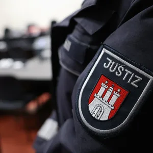 Eine Justizbeamtin steht in einem Gerichtssaal im Hamburger Strafjustizgebäude (Symbolbild).