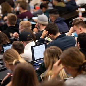 Ein Hörsaal voller Studierender