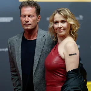 Die Schauspieler Til Schweiger (l) und Tina Ruland (r) kommen zu Premiere des Films "Manta Manta – Zwoter Teil".