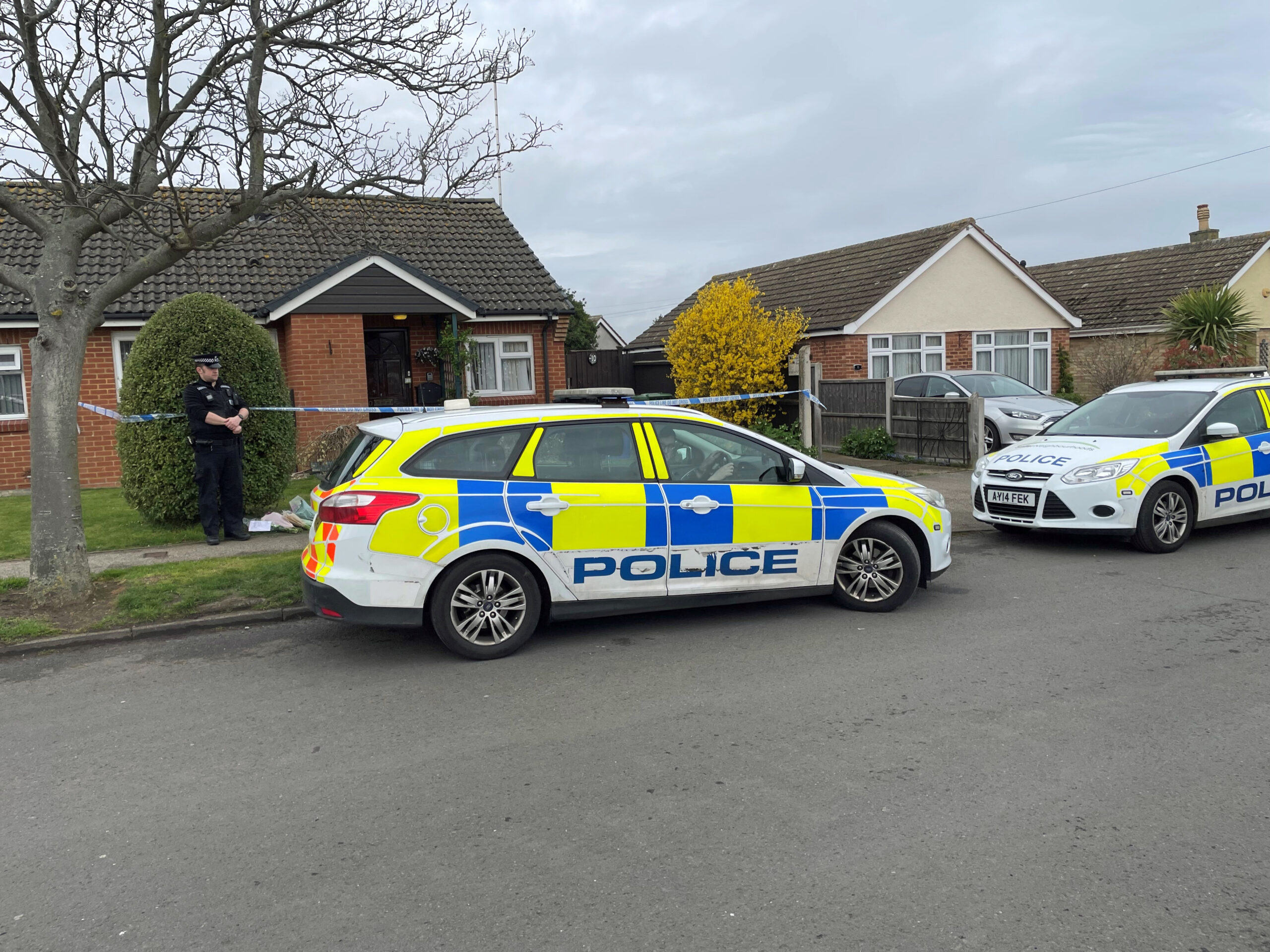 Streifenwagen der englischen Polizei vor einem Haus (Symbolbild).