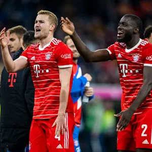 Matthijs de Ligt und Dayot Upamecano jubel im Bayern-Trikot