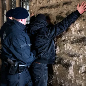 Beamte der Bundespolizei durchsuchen einen Mann (Symbolbild).