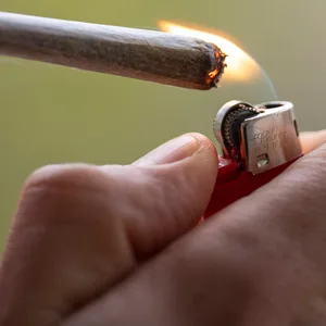 Mann zündet einen Joint an