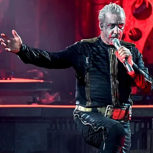 Till Lindemann, Frontsänger von Rammstein, steht während des Deutschland-Konzerts auf der Bühne. (Archivbild)