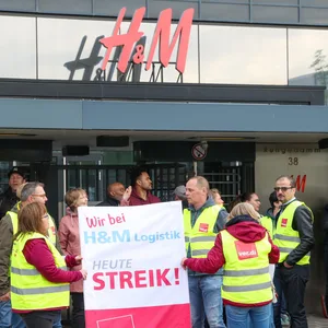 Hunderte Angestellte von H&M in Hamburg müssen um ihren Job fürchten.