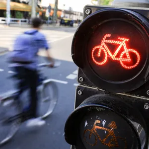 Bei Rot über die Ampel fahren, das kostet ein Bußgeld und gibt Punkte in Flensburg – es gibt allerdings Ausnahmen, urteilte ein Hamburger Gericht.