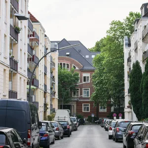 Blick von einer Straße auf Wohnhäuser in Hamburg. (Symbolbild)