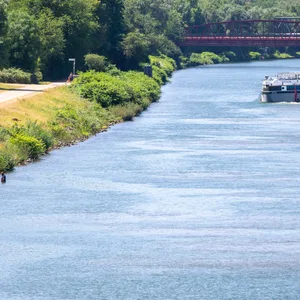 Ein Frachtschiff fährt auf dem Rhein-Herne-Kanal bei Gelsenkirchen (Nordrhein-Westfalen) bei hochsommerlichen Wetter. (Symbolbild)