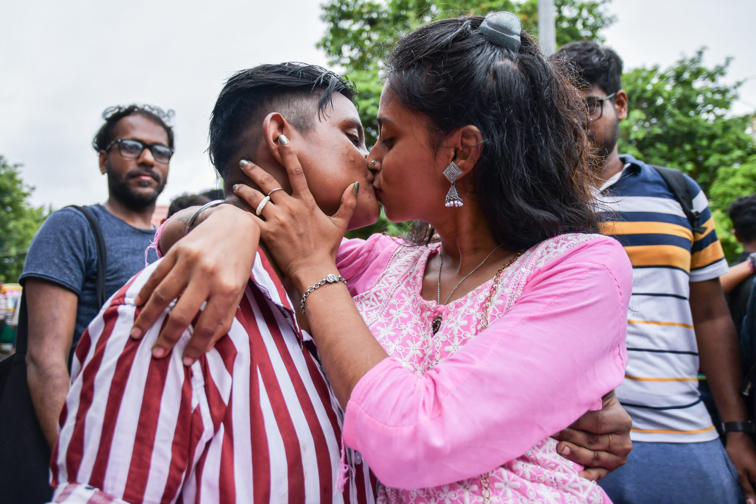Zwei Teilnehmerinnen küssen sich auf der Pride-Parade in Kalkutta im Juni. Nun hat das höchste Gericht in Indien die Ehe für alle abgelehnt.