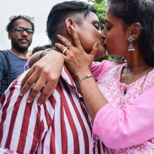 Zwei Teilnehmerinnen küssen sich auf der Pride-Parade in Kalkutta im Juni. Nun hat das höchste Gericht in Indien die Ehe für alle abgelehnt.