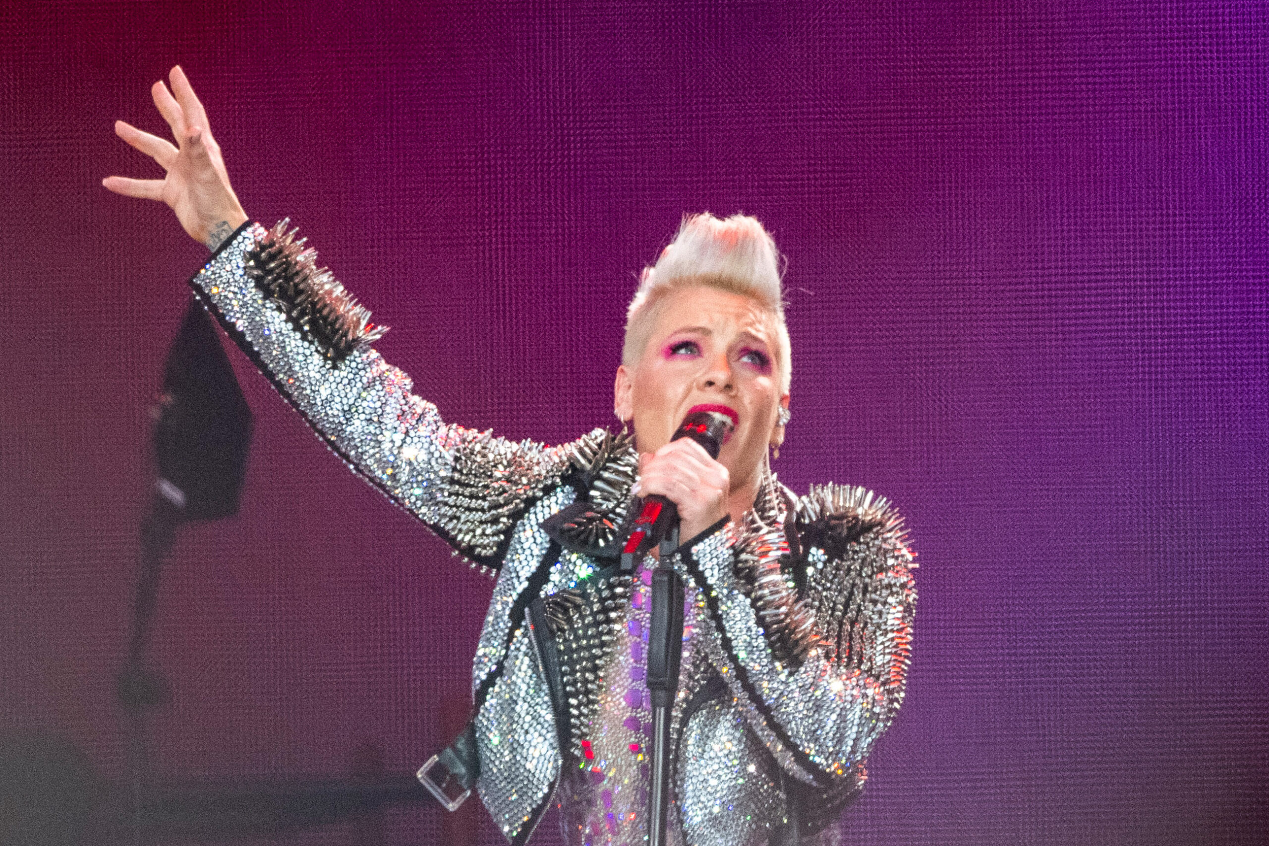 Pink tritt bei einem Konzert ihrer "Summer Carnival 2023" Tour im Olympiastadion auf. (Archivbild)