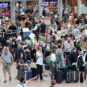 Eine Halle im Flughafen Hamburg: Sehr viele Reisende warten auf ihre Abfertigung