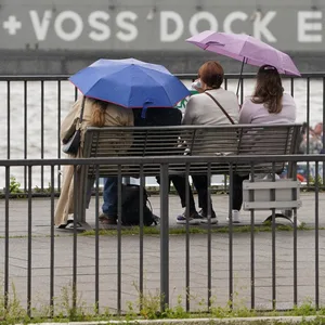 Ja, man kann auch bei Regen draußen sitzen. Der Unterhaltungsfaktor hält sich aber in engen Grenzen (Archivbild).
