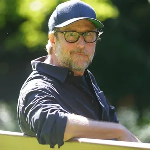 Bjarne Mädel sitzt auf einer Bank