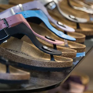 Birkenstock-Modelle stehen in einem Ladengeschäft des Schuhherstellers. Das Unternehmen will in New York an die Börse gehen.