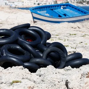 Verlassene Rettungsreifen für Flüchtlinge