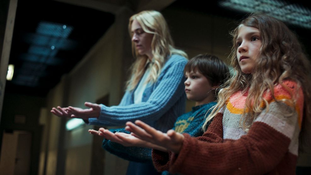 Zeigen ihrem Peiniger ihre Hände: Die Schauspieler Kim Riedle (l.) als Lena/Jasmin Grass, Naila Schuberth als Hannah und Sammy Schrein als Jonathan in einer der wohl verstörendsten Szene aus „Liebes Kind“.