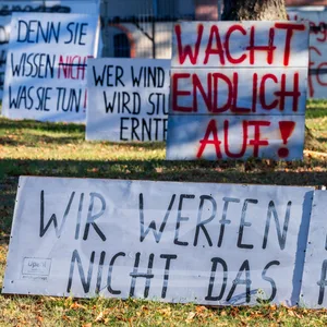 Seit Monaten protestieren Anwohner gegen den Aufbau einer Geflüchtetenunterkunft in Upahl.