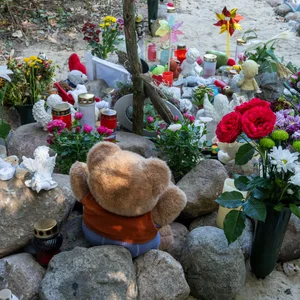 Trauerort für den getöteten Sechsjährigen, mit Blumen, Kerzen, Plüschtieren und Figürchen