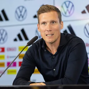 DFB-Direktor Hannes Wolf bei einer Pressekonferenz