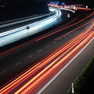 Abends auf der Autobahn schläft der LKW-Fahrer seinen Rausch aus.