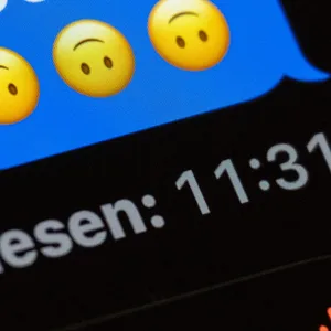 Im Display eines Smartphones ist in einem Chat-Verlauf das Wort „goofy“ zu lesen