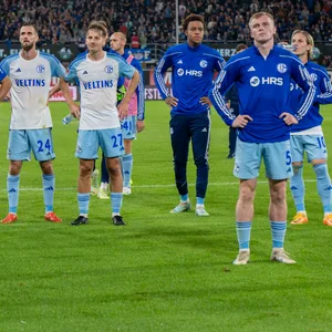 Mannschaft des FC Schalke 04 nach der Partie gegen den SC Paderborn 07