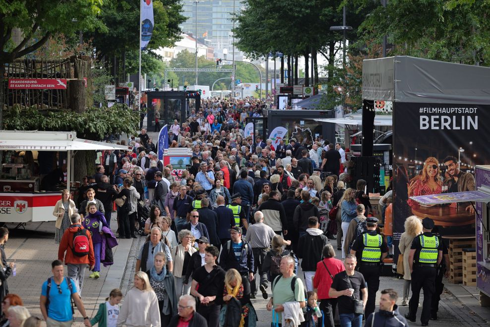 Besucherinnen und Besucher des Bürgerfests laufen über die Mönckebergstraße