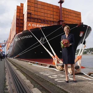 Die „Berlin Express“, das neue Flaggschiff von Hapag-Lloyd mit ihrer Taufpatin Elke Büdenbender.