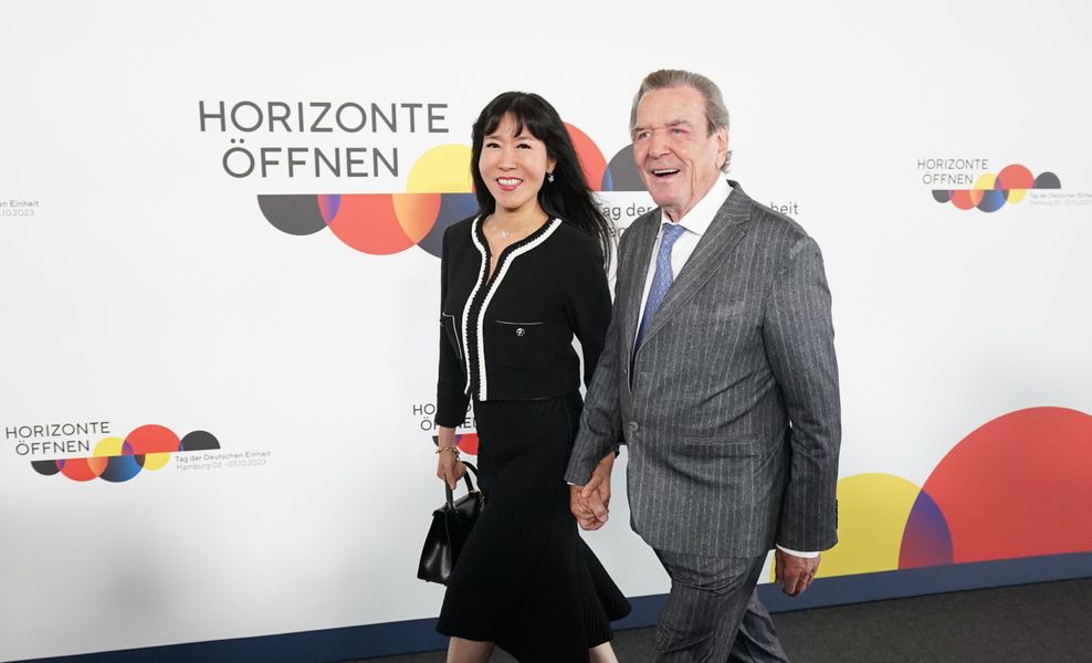Auch Altkanzler Gerhard Schröder (SPD) und seine Frau Soyeon Schröder-Kim waren eingeladen.
