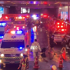 Krankenwagen warten vor einem Ausgang des Siam Paragon Einkaufszentrums, während die Kunden hinausstürmen.