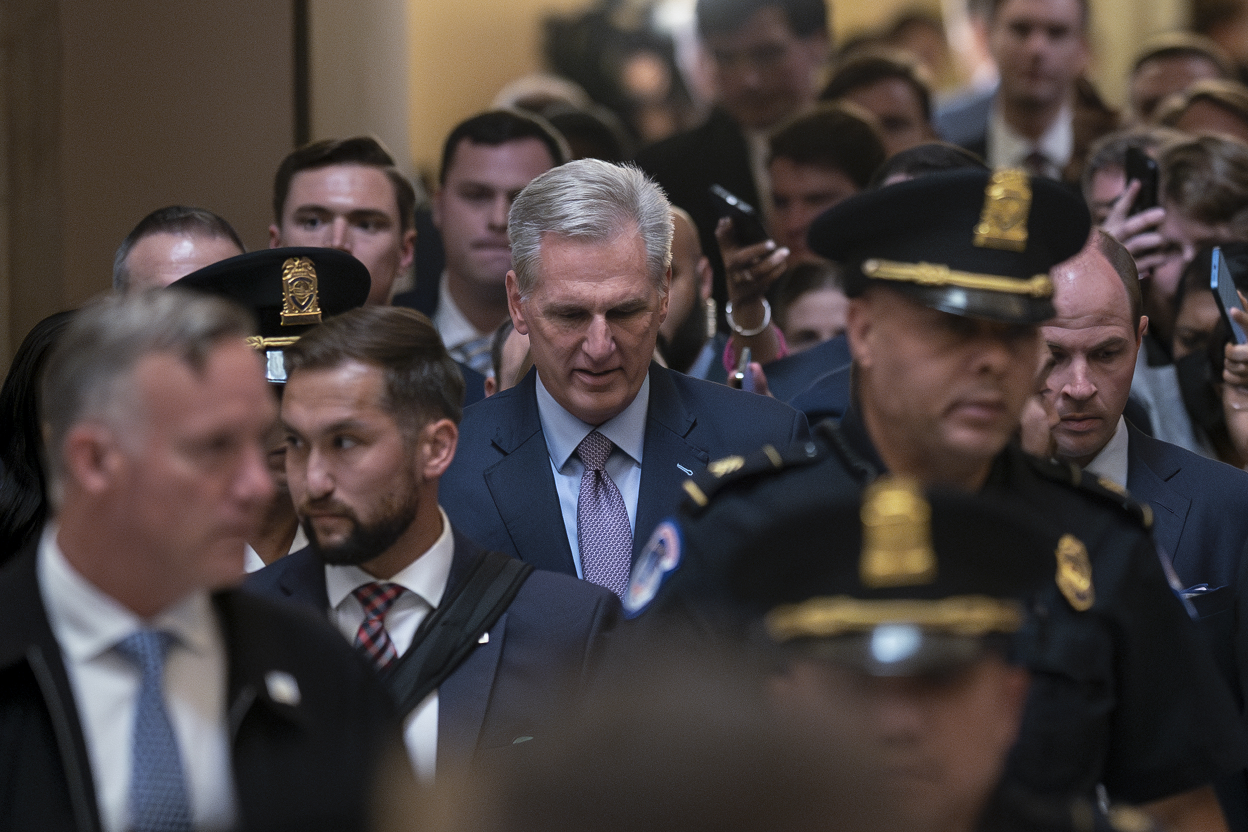 Kevin McCarthy, Abgeordneter und ehemals Vorsitzender des US-Repräsentantenhauses, verlässt das Repräsentantenhaus, nachdem er als Sprecher abgesetzt wurde