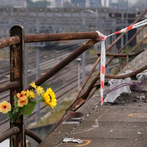 Blumen am Ort des Busunglücks in Venedig zu Beginn des Monats