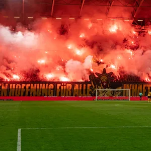 Fans von Dynamo Dresden zünden Pyro