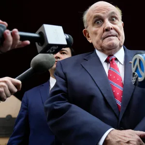 Rudy Giuliani, ehemaliger Bürgermeister von New York, spricht zu Journalisten, als er sein Wohnhaus in New York verlässt