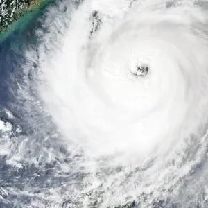 Der Taifun Koinu ist mit Rekordböen über Taiwan gezogen und bewegt sich nun auf Hongkong zu.