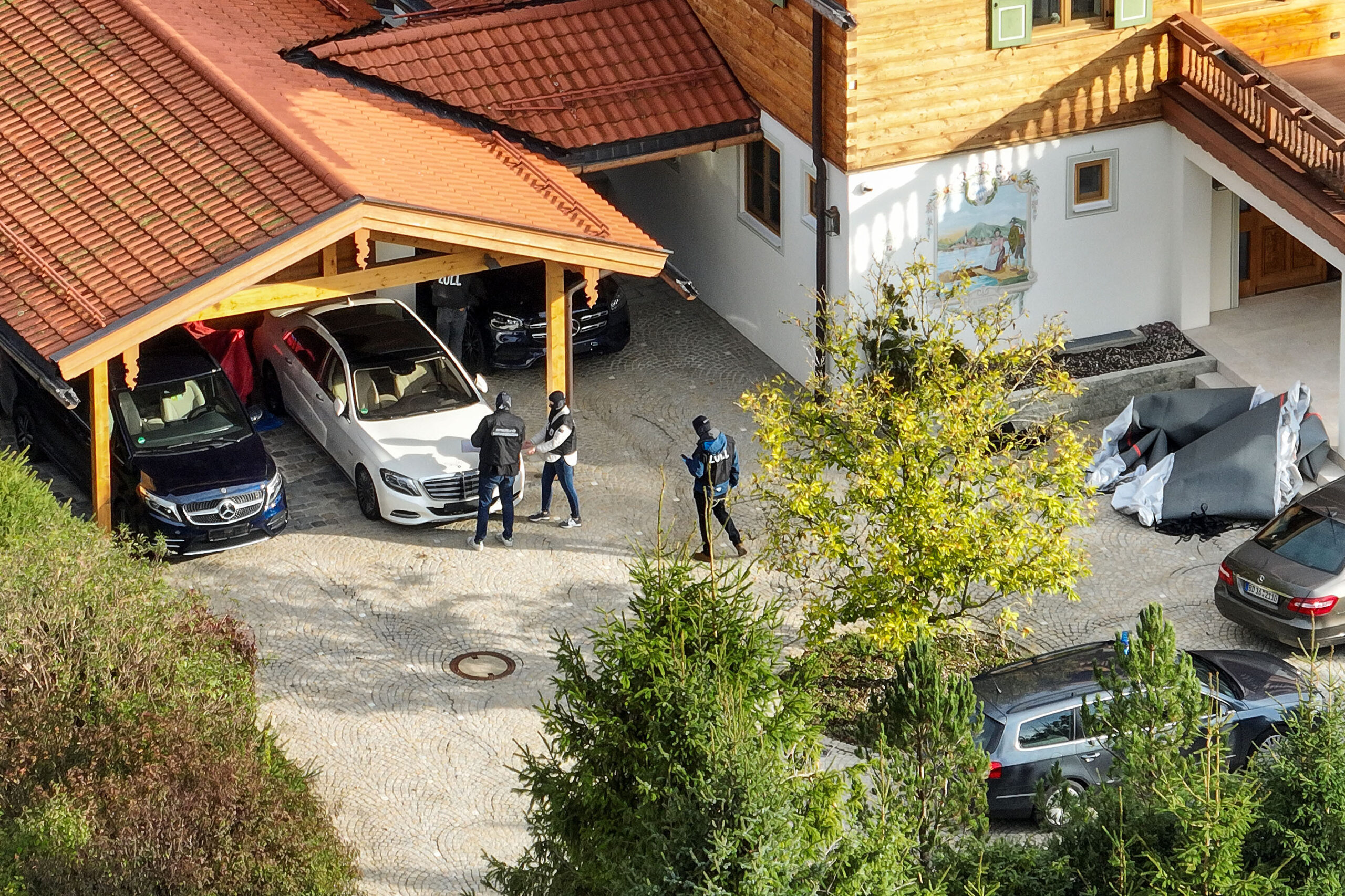Fahnder haben am Donnerstagmorgen eine Villa am Tegernsee durchsucht und mehrere teure Autos sichergestellt.