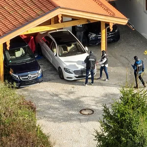 Fahnder haben am Donnerstagmorgen eine Villa am Tegernsee durchsucht und mehrere teure Autos sichergestellt.