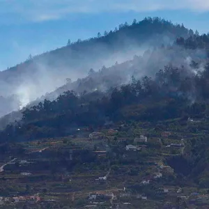Rauch steigt von einem Hügel in Teneriffa auf. Wegen eines neuen Waldbrandes auf der bei Urlaubern beliebten Kanaren-Insel Teneriffa sind rund 2600 Menschen vorsorglich in Sicherheit gebracht worden.