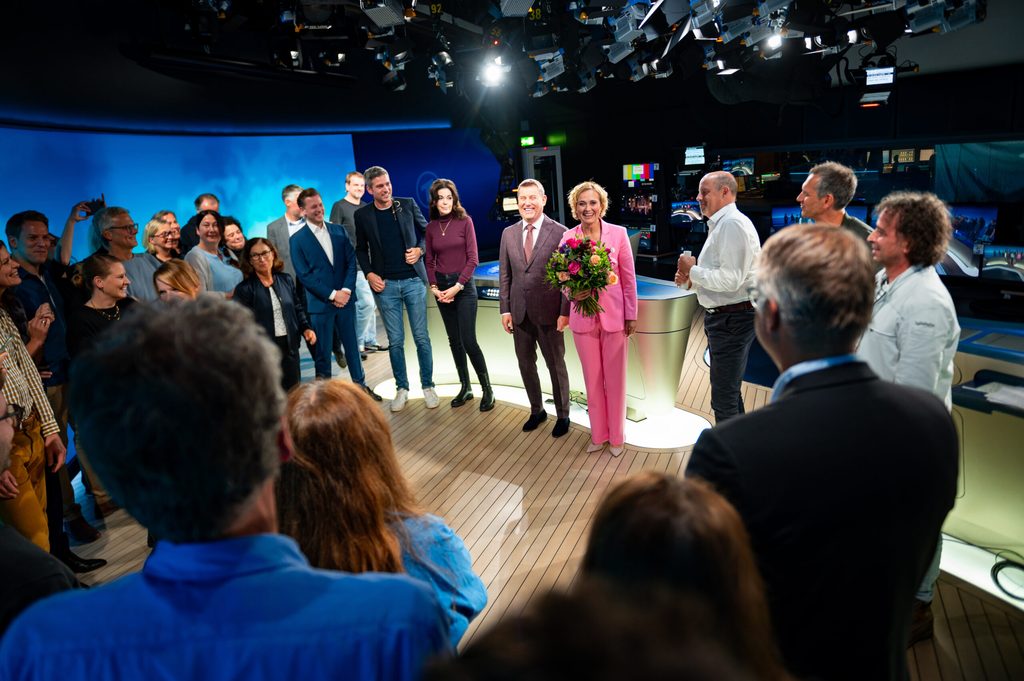 Caren Miosga nach ihrer letzten Ausgabe der „Tagesthemen“, umringt von ihren Kolleg:innen.