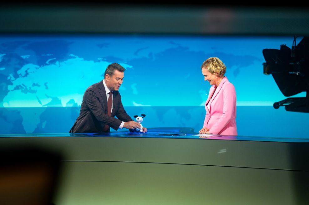 Moderator Jens Riewa (l-r) überreicht Moderatorin Caren Miosga am Ende ihrer letzten Sendung eine Spielzeugfigur.